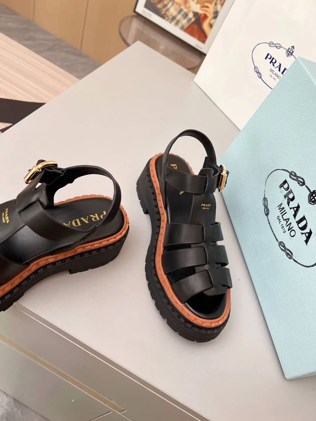 👟👟Ex-factory price 420👟👟 PRADA/Prada 25ss new spring and summer sandals. The simple design is probably the most popular thing about it. It is not the kind that is found on the street. It has its own brand personality. The fabric is made of calfskin and the lining is mixed sheepskin. Heel height: 4.5cm Size: #35-41 (35 41 custom-made is not returnable)
